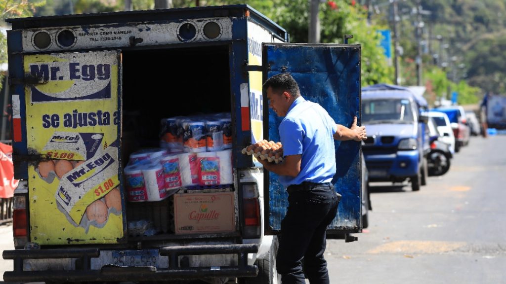 Repartidores de comida y proveedores de tiendas ingresan seguros a La Campanera Foto Edison Gonzalez 4