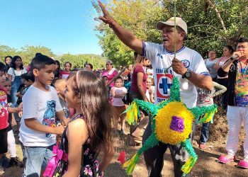 Profesor tiene 25 años llevando alegría a la niñez en esta época del año en Santa Rosa de Lima