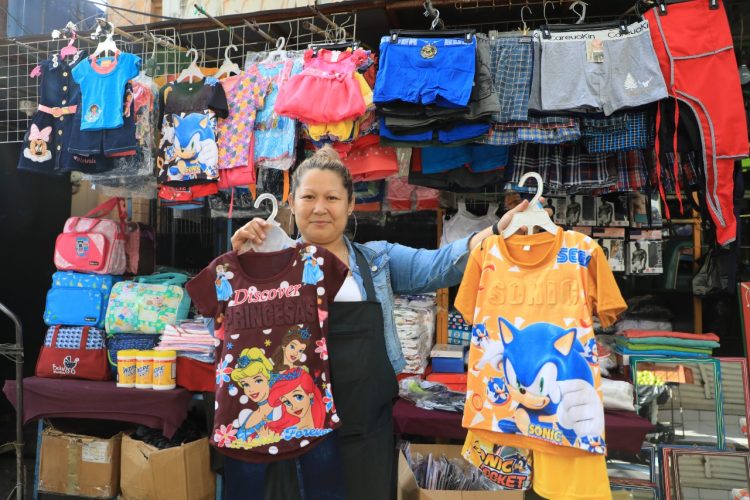 Yanci Cubas, comerciante de San Salvador, dijo que vio una mejora en sus ventas en diciembre 2022. Foto DES/ Diego García.