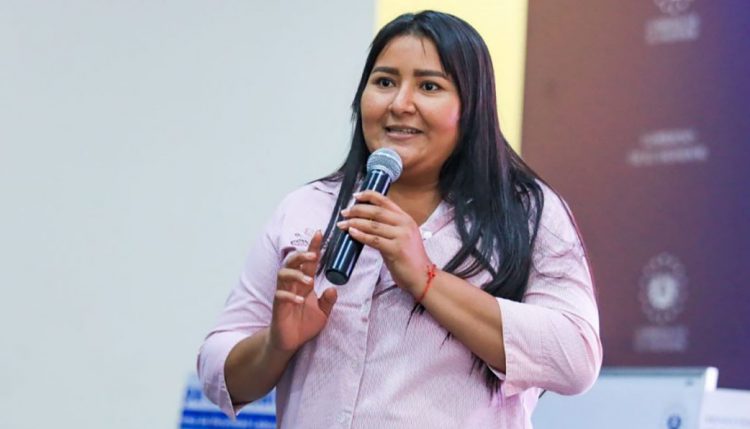Experiencia
Ángela Rivera
fue nombrada
empleada del
mes en Silver Bay
Seafood, Alaska.