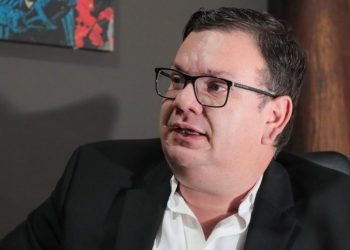 Nuevas Ideas modernizará «las leyes que no dejan crecer al país»: Christian Guevara