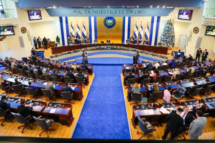 Una opción. La reducción también puede
hacerse en la Asamblea, según Gallegos.