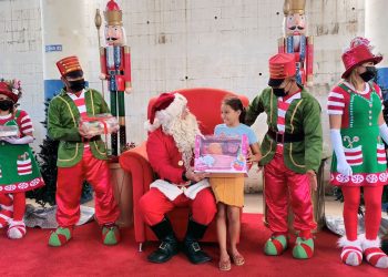 Despacho de la Primera Dama entrega juguetes a niños de El Mozote, Morazán