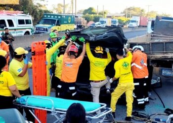 Coronel Sigifredo Ochoa Pérez entre los lesionados de aparatoso accidente vial