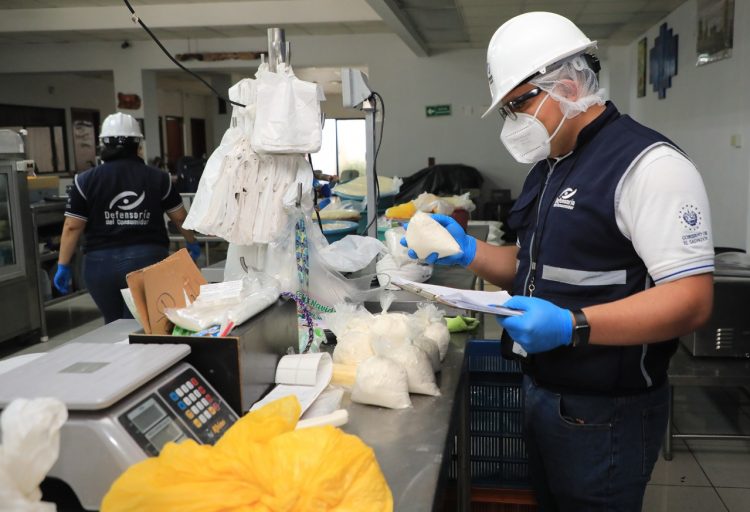 El presidente de la Defensoría, Ricardo Salazar, visitó bodegas de comerciantes mayoristas de lácteos en el  centro de San Salvador. Foto / Guillermo Martínez.