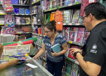 Defensoría del Consumidor verifica precios de útiles escolares en San Miguel