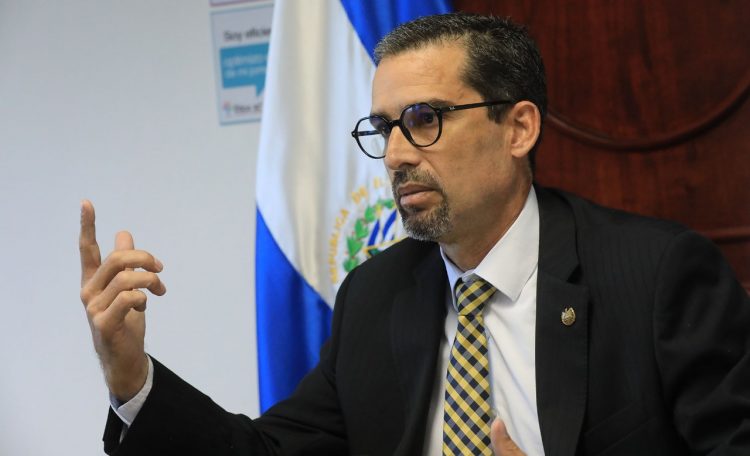 El superintendente de Competencia, Gerardo Henríquez, explicó la actuación de la institución en las fusiones empresariales. Foto DES/ Guillermo Martínez.
