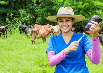 Firman convenio para facilitar trámites en productos veterinarios