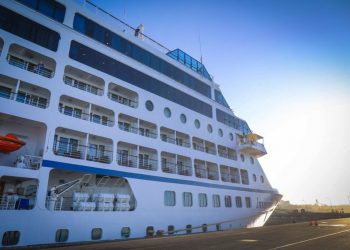 El Salvador navega por la industria de los cruceros