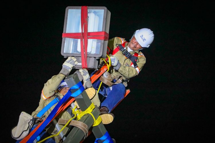 La DEC reubicó postes eléctricos para flexibilizar la reconstrucción del helipuerto del Hospital Nacional de la Mujer.