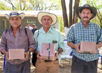 El Ministerio de Agricultura y Ganadería entrega suplementos a pequeños ganaderos en Santa Rosa de Lima