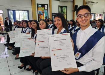 Se gradúan 44 jóvenes del programa Oportunidades en San Miguel