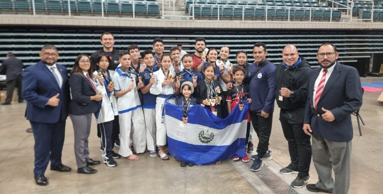La delegación de karate do que asistió a la Copa Samurai, cosechó varias medallas. Foto/FSK
