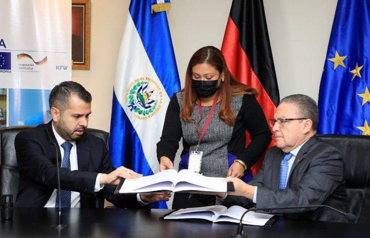Representantes de las entidades involucradas firmaron el convenio de cooperación que oriente recursos a la Oficina de Apoyo a la Innovación G´nius de la UTEC. Foto / Edison González.