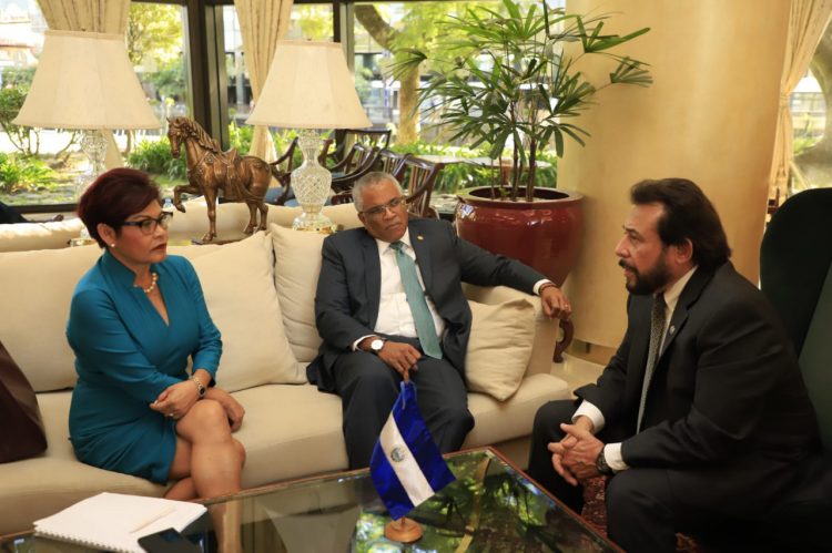 Encuentro. Ulloa conversó con el ministro Courtenay
en la cumbre de la Celac, en Argentina.