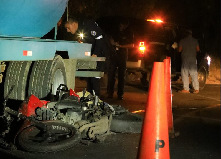 Con las reformas
se busca disminuir
los accidentes de
tránsito, como este
ocurrido ayer en
calle a Mariona, San
Salvador, donde un
motociclista falleció
al chocar con un
camión-cisterna.