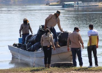 Desarrollan jornada de limpieza en el lago Suchitlán