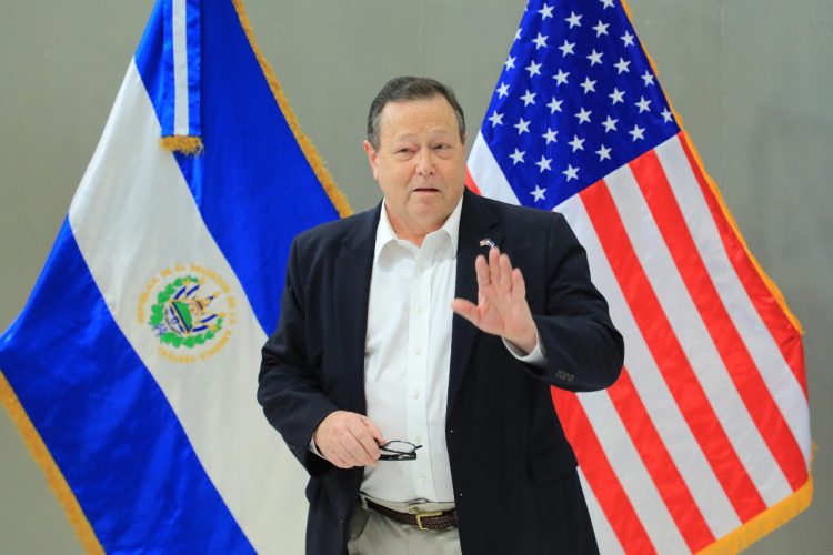 Amistad. El embajador William Duncan expresó en el aeropuerto que
la amistad entre ambos países sigue siendo sólida. Foto: Diario El Salvador / Sofía Mazariego.