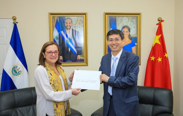 Acreditación
El Gobierno
salvadoreño
aceptó las
copias de estilo
del embajador
Zhang Yanhu,
que ha quedado
formalmente
acreditado.
