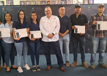 Ganaderos se especializan en inseminación artificial en la zona occidental dee El Salvador