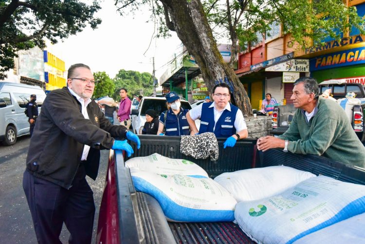 El operativo fue desarrollado la madrugada de ayer en comercios de granos básicos de San Salvador.