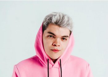 Streamer salvadoreño, Komanche, gana premio ESLAND 2023 en México