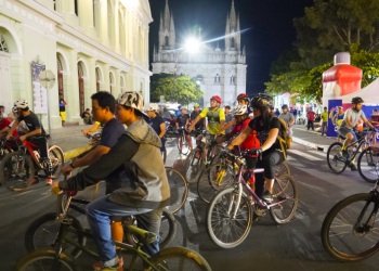 Ciclistas conocen la riqueza del centro histórico de Santa Ana