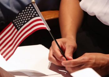 USCIS busca aumentar tarifas de servicios migratorios