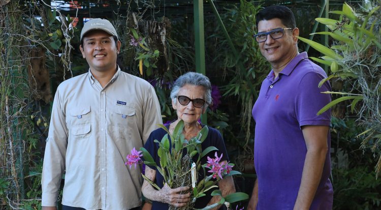 Amor y pasión. Carmen Batle de Hernández es una coleccionista y apasionada de las orquídeas. Cada mañana se dedica a su cuido y observación. En la foto la acompañan el biólogo Rafael Alvarado y Francisco Sanglas (de celeste). Foto: David Martínez.