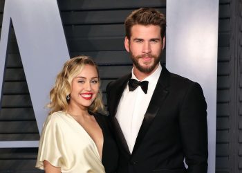 Miley Cyrus dispara contra Liam Hemsworth en su última canción «Flowers»