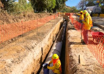 Obras Públicas instala tuberías en el primer paso a desnivel de Santa Ana