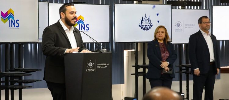 El ministro de Salud, Francisco Alabi; la directora del INS, Xóchitl Sandoval; y el viceministro de Salud, Carlos Alavarenga, entregaron los equipos esta mañana en las instalaciones del INS. Foto: Jarvyn Muñoz.