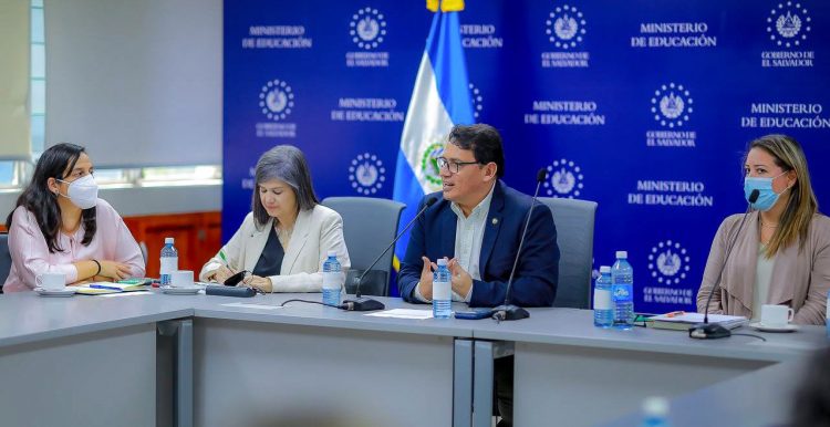 El titular de Educación sostuvo una reunión con representantes del Grupo Local de Educación (GLE).