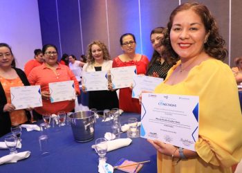 El programa Conectadas graduó a 1,724 mujeres en tecnología y empresarialidad