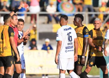 Fito Zelaya y Ronald Padilla podrían recibir castigo de hasta seis juegos por pelea en Zacatecoluca