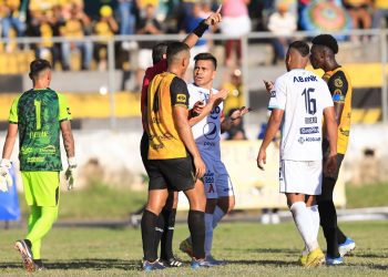 VIDEO: Rodolfo Zelaya y Ronald Padilla se fueron a los golpes en Zacatecoluca
