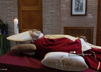 Primeras imágenes de Benedicto XVI en la capilla ardiente