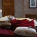 Primeras imágenes de Benedicto XVI en la capilla ardiente