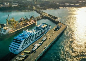 Funcionarios del Gobierno salvadoreño recibieron al quinto crucero que arriba al Puerto de Acajutla
