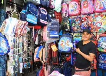 Los comercios de la capital salvadoreña, listos para la temporada escolar
