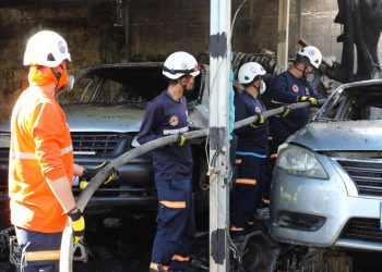 Bomberos sofocan incendio en taller automotriz en Brisas de San Francisco, San Salvador