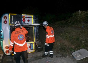 Protección Civil atiende accidente de un autobús en Cuscatlán que dejó nueve lesionados