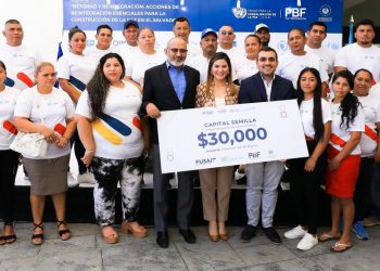 Cancillería entrega capital semilla a 75 salvadoreños retornados