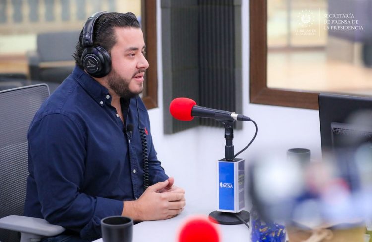 El ministro Rodríguez detalla que cada uno de los proyectos será de beneficio para la población. Foto: Secretaría de Prensa de la Presidencia.