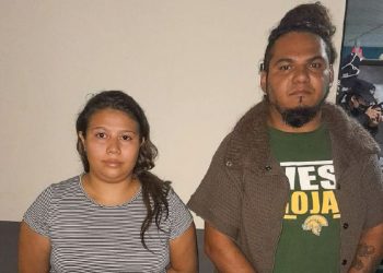 Detienen a dos personas por posesión de metanfetaminas y otras drogas