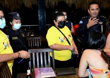 Autoridades realizan operativo en bares y restaurantes de playa El Tunco, en La Libertad