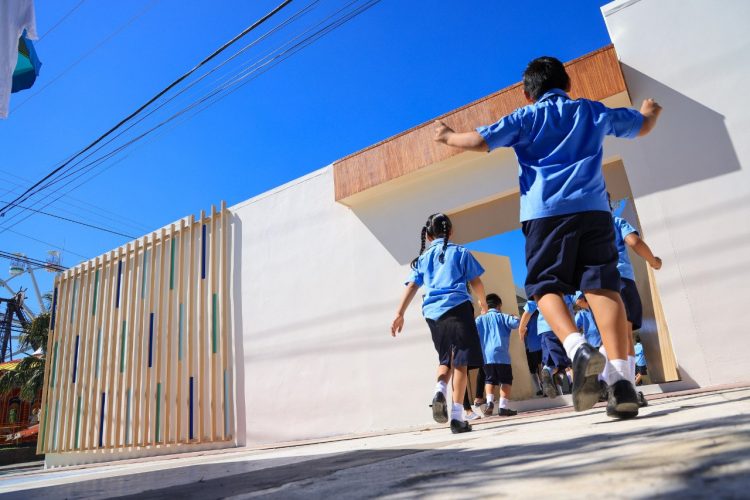 Los niños y niñas regresan a sus salones de clase que han sido restaurados y mejorados. Foto: Facebook Gabriela de Bukele.