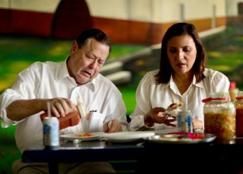 Embajador de EE. UU. en El Salvador no perdió la oportunidad para disfrutar de las pupusas de Olocuilta