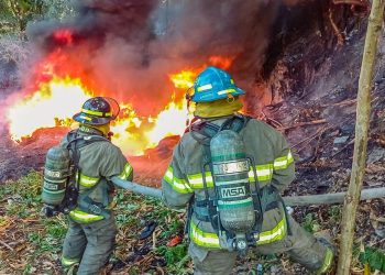 Bomberos sofocan incendio en promontorio de llantas en carretera a Comalapa