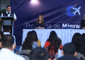Nuevo contingente de trabajadores salvadoreños parte hacia Canadá